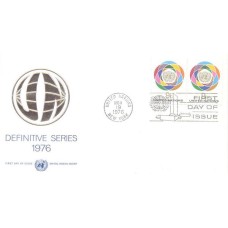 ONU NEW YORK - 1976 - SÉRIE CORRENTE 9c EMBLEMA DA ONU  E 2 SELOS SOBRE FDC ILUSTRADO - Y 0271