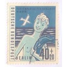 ALEMANHA BERLIN - 1960 - USADO - PRÓ FÉRIAS DOS JOVENS BERLINENSES - 40p+20p MENINOS EM FÉRIAS NO MAR - YT-175 - MI-196