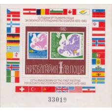 BULGARIA - 1982 - NOVO - 10º ANIVERSÁRIO DA CONFERÊNCIA SOBRE A SEGURANÇA E COOPERAÇÃO NA EUROPA - REPRODUÇÃO DOS SELOS EMITIDOS PARA CONFERÊNCIA - YT-BL-108A